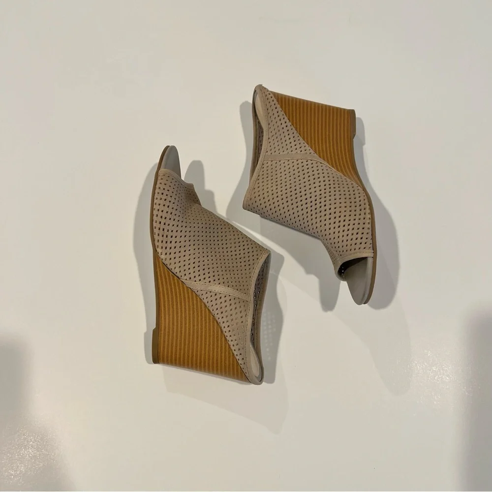 Kenneth Cole Reaction Tan Wedges Size 8